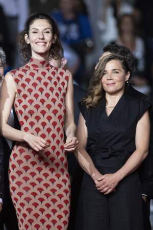 Les comédiennes Doria Tillier et Blanche Cardin lumineuses au 75e Festival de Cannes, lors de la montée des marches du film "Fumer fait tousser", le 21 mai 2022.