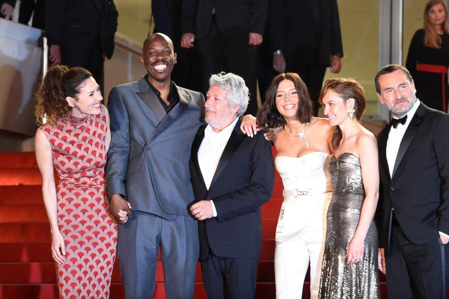 Les actrices Doria Tillier,  Adèle Exarchopoulos et Anaïs Demoustier ont fait sensation aux côtés de leurs partenaires de jeu Jean-Pascal Zadi, Alain Chabat et Gilles Lellouche, le 21 mai 2022, au Festival de Cannes.
