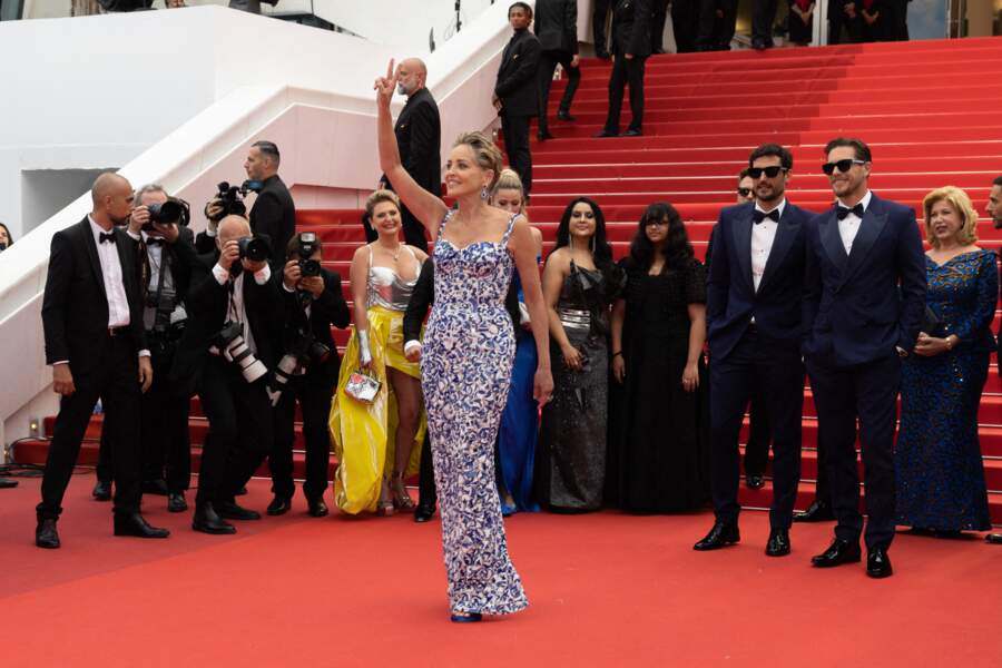 Sharon Stone dévoile sa robe sans la traîne sur le tapis rouge à Cannes, ce 22 mai 