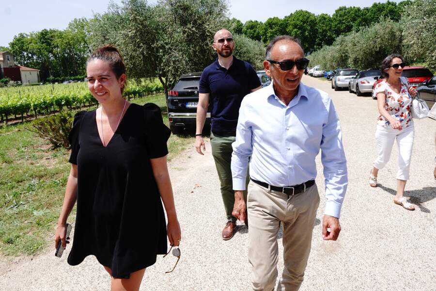 Accompagné de sa compagne Sarah Knafo, Eric Zemmour s'est rendu en Provence, en vue des législatives, le 22 mai 2022. 