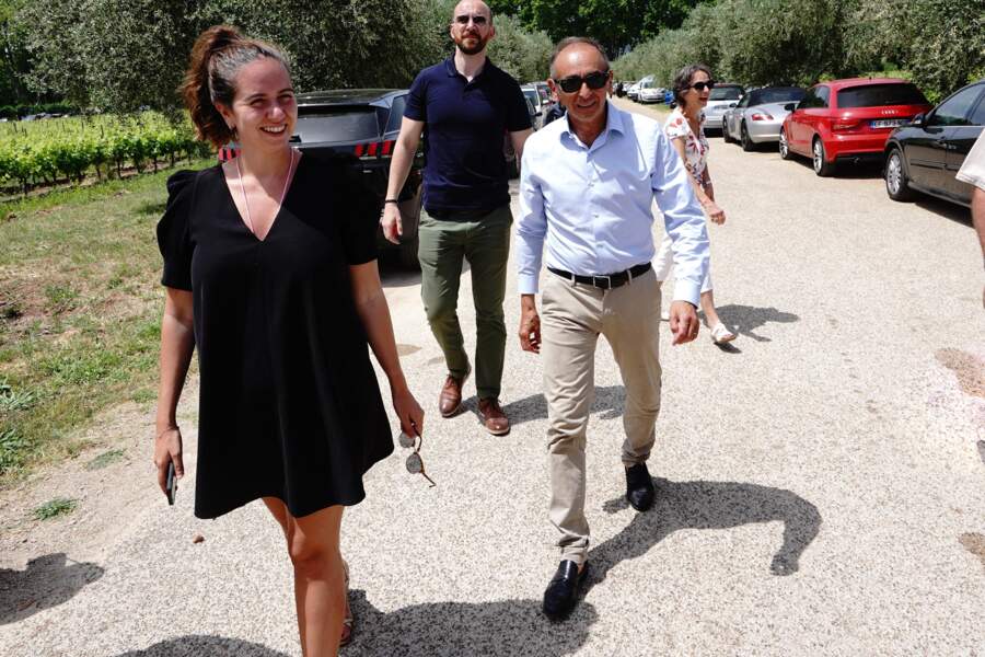 Eric Zemmour et sa compagne Sarah Knafo se sont rendus en Provence le 22 mai 2022. 