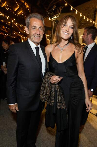 Carla Bruni : collier Bulgari, cheveux ultra longs et robe Saint Laurent Paris pour briller avec Nicolas Sarkozy à Cannes