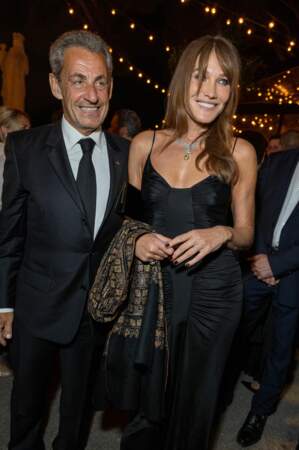 Carla Bruni et son mari Nicolas Sarkozy glamours : lui en chemise blanche, cravate et costume et elle en robe longue Saint Laurent Paris, à Cannes le 22 mai 2022. 