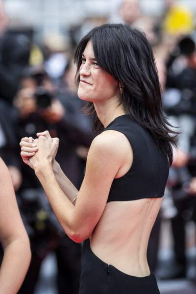 Suzanne Lindon et sa robe dos nu signée Céline lors du 75ème Festival de Cannes, le 22 mai 2022.  