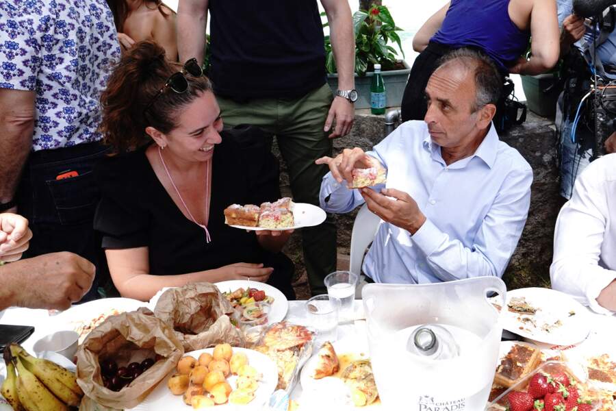 Éric Zemmour et sa compagne Sarah Knafo ont goûté aux spécialités de la région, lors de leur déplacement en Provence, le 22 mai 2022.