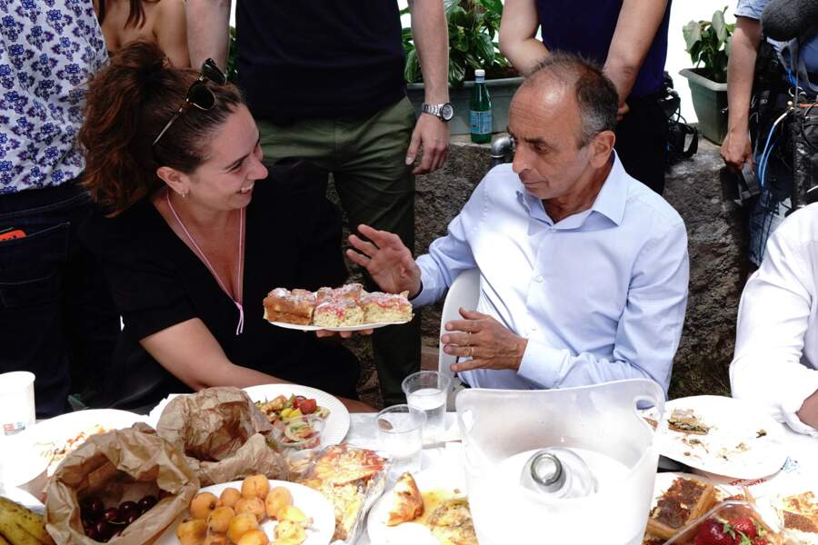 Éric Zemmour et sa compagne Sarah Knafo sont apparus complices à table, en Provence, le 22 mai 2022.