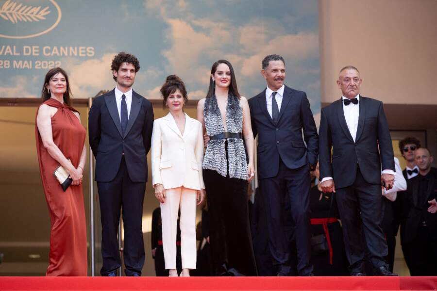 Anne-Dominique Toussaint, Louis Garrel, Anouk Grinberg, Noémie Merlant, Roschdy Zem, Jean-Claude Pautot pour la montée des marches du film "L'Innocent", lors du 75ème Festival International du Film de Cannes, le 24 mai 2022.