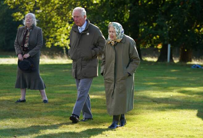 La reine Elizabeth II et le prince Charles, prince de Galles, au domaine de Balmoral, le 1er octobre 2021.