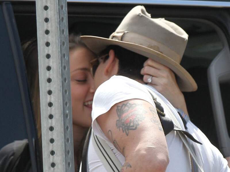 Amber Heard embrasse fougeusement Johnny Depp, en 2014, avant de filer à New York (États-Unis)