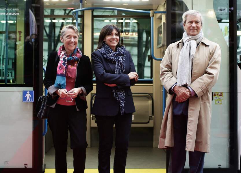 Elisabeth Borne (présidente de la RATP) avec Anne Hidalgo (maire de Paris) et Vincent Bolloré lors du lancement de l'expérimentation du Bluetram sur les Champs-Elysées à Paris, le 1er décembre 2015.