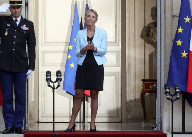 Elisabeth Borne, fraîchement nommée Première ministre, lors de la passation de pouvoirs avec Jean Castex à l'Hôtel de Matignon le 16 mai 2022. 