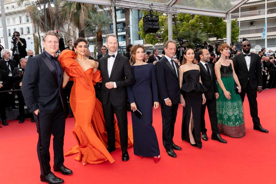 Jeff Nichols, Deepika Padukone, Joachim Trier, Jasmine Trinca, Vincent Lindon, Noomi Rapace, Asghar Farhadi, Rebecca Hall, Ladj Ly, un jury très classe pour la montée des marches du film "L'Innocent", lors du 75ème Festival International du Film de Cannes, le 24 mai 2022.
