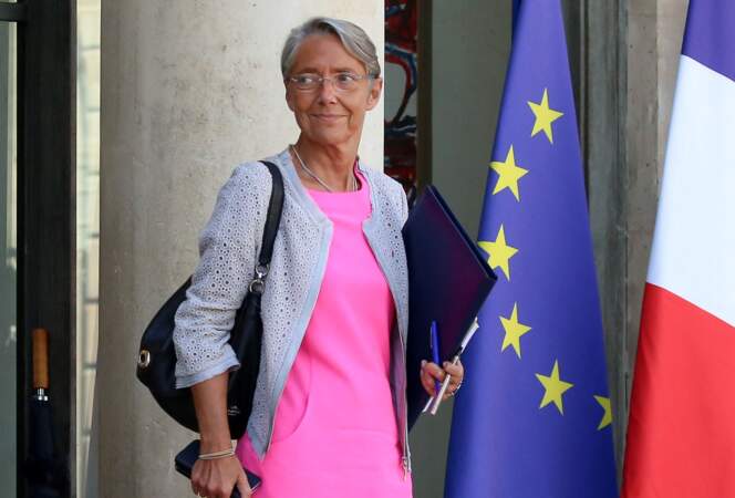 Elisabeth Borne arborant une robe rose vif lors de la sortie du conseil des ministres à l'Élysée du 12 septembre 2018. 
