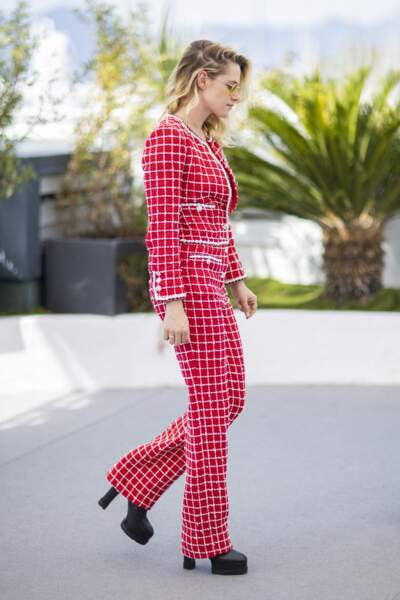 Kristen Stewart en combinaison et tweed signée Chanel - collection croisière 2022/23. 