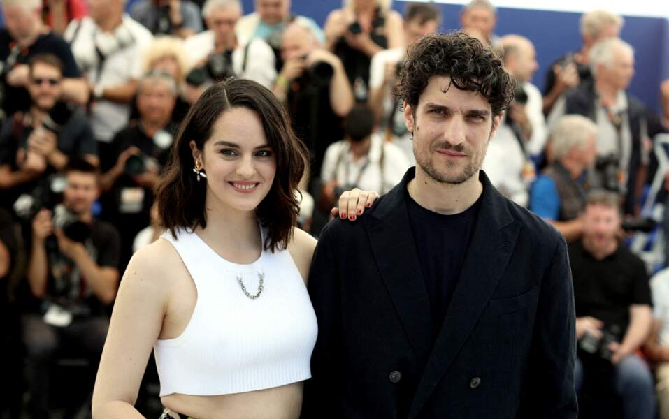 Noémie Merlant et le réalisateur Louis Garrel  pour le photocall du film "L'Innocent" lors du 75ème Festival International du Film de Cannes, le 24 mai 2022. 