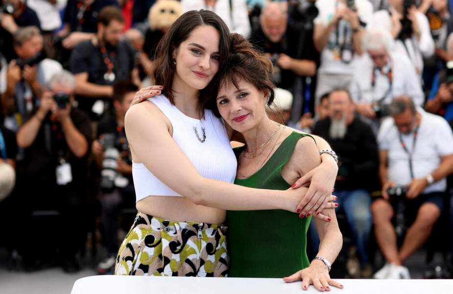Noémie Merlant et Anouk Grinberg complices pour le photocall du film "L'Innocent" lors du 75ème Festival International du Film de Cannes, le 24 mai 2022. 