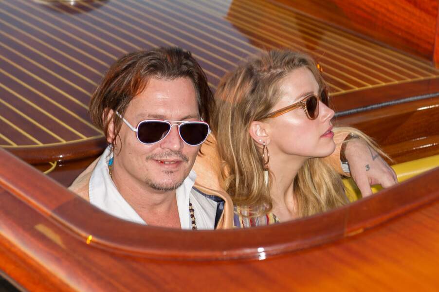 Johnny Depp et sa femme Amber Heard, en 2015, se reposant sur un bateau lors de la 72ème Mostra de Venise (Italie)