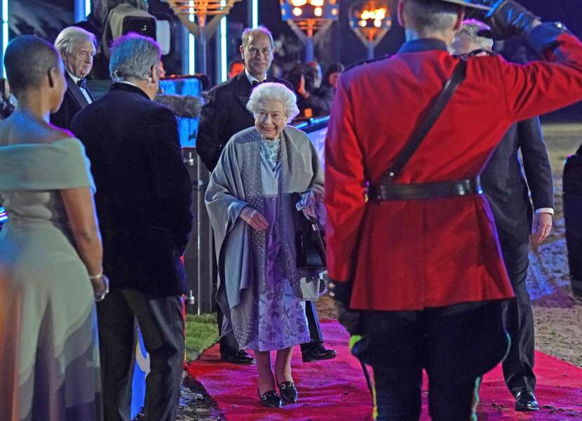 La reine Elizabeth II quitte la cérémonie de son jubilé de platine au Royal Horse Show, à Windsor, le 15 mai 2022.