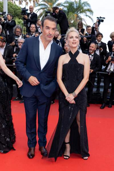 Jean Dujardin et Mélanie Laurent très chics  pour la montée des marches du film "L'Innocent", lors du 75ème Festival International du Film de Cannes, le 24 mai 2022. 