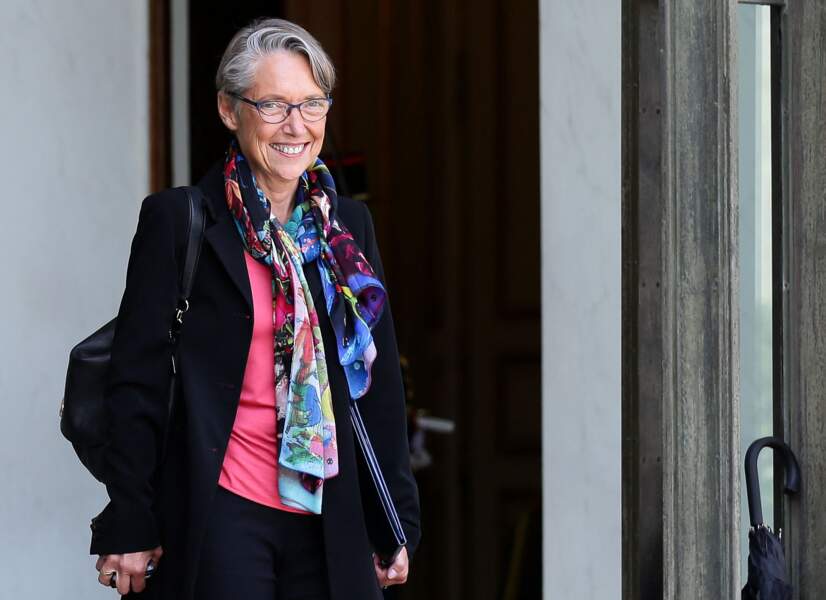 Elisabeth Borne, chargée du ministère des Transports, sortant du conseil des ministres à l'Elysée, le 31 mai 2017, avec l'une de ses nombreuses écharpes colorées. 