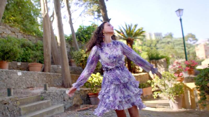 Deva Cassel et sa robe violette fleurie pour la nouvelle campagne du parfum "Dolce Lily" de Dolce Gabbana. Le 22 mai 2022. 