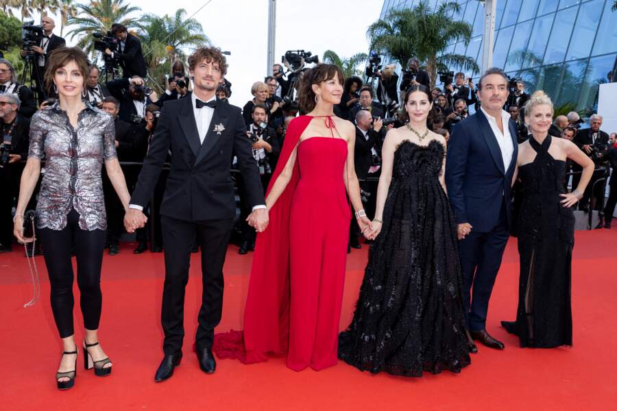 Anne Parillaud, Niels Schneider, Sophie Marceau, Amira Casar, Jean Dujardin, Mélanie Laurent au sommet du glamour pour la montée des marches du film "L'Innocent", lors du 75ème Festival International du Film de Cannes, le 24 mai 2022. 