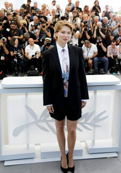 Léa Seydoux offre une leçon de style dans un tailleur bermuda accessoirisé d’une cravate colorée Louis Vuitton lors du photocall du film "Crimes Of The Future", lors du 75ème Festival International du Film de Cannes, le 24 mai 2022.