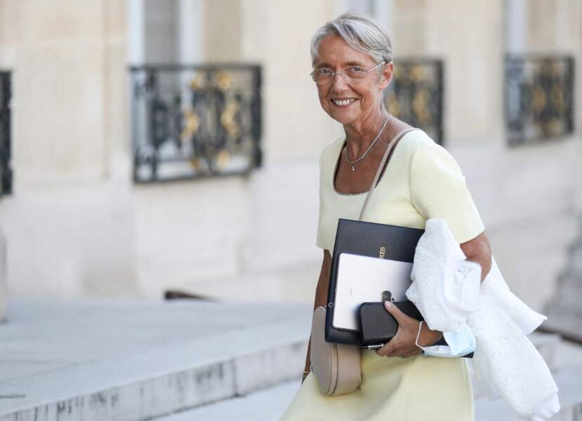 Elisabeth Borne en robe jaune, à son arrivée au conseil des ministres du 19 juillet 2021, au palais de l'Élysée. 