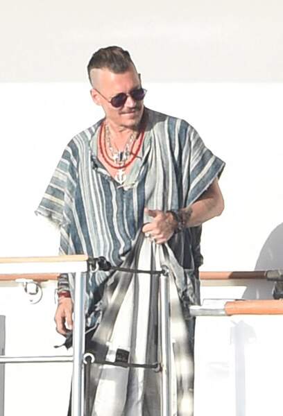 Johnny Depp, en 2016, le crâne rasé et au bord de la ruine selon ses lettre de créanciers, sur le bateau du Prince Abdulaziz à Ibiza (Espagne)