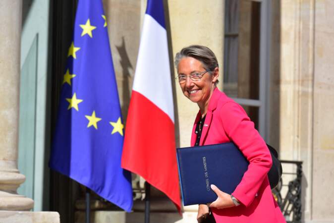 Elisabeth Borne arrivant au conseil des ministres à l'Élysée le 7 juin 2017, vêtue d'une veste de couleur vive, l'une de ses signatures stylistiques. 