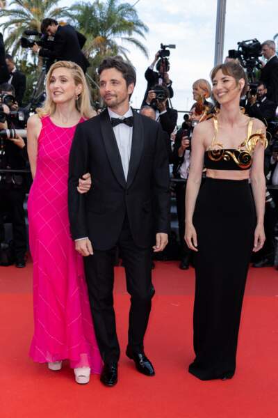 Julie Gayet, Raphaël Personnaz et Louise Bourgoin lors du 75ème Festival International du Film de Cannes, le 24 mai 2022.
