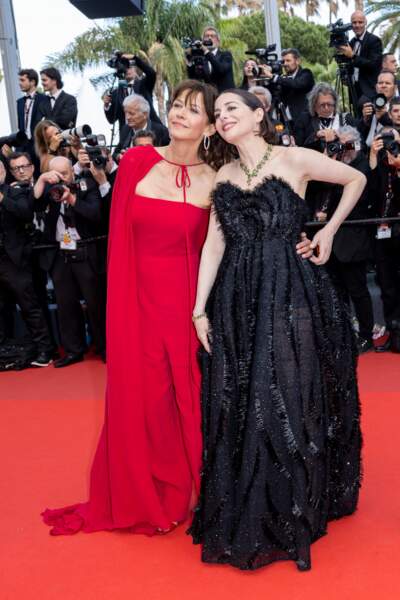 Sophie Marceau et Amira Casar sublimes pour la montée des marches du film "L'Innocent", lors du 75ème Festival International du Film de Cannes, le 24 mai 2022. 
