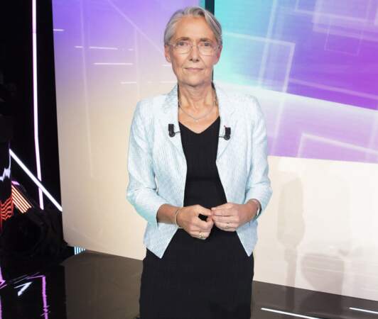 Elisabeth Borne avec une veste bleue sur le plateau de C8 pour l'émission "1 jeune 1 solution", présentée par Cyril Hanouna, en mai 2021. 