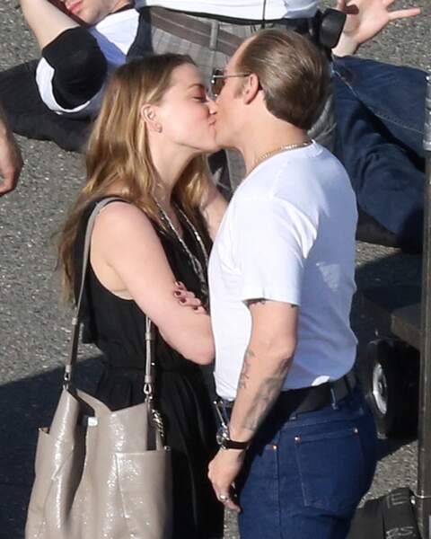 Les fiancés Amber Heard et Johnny Depp, en 2014, s'embrassant sur le tournage du film Black Mass, à Boston (États-Unis)