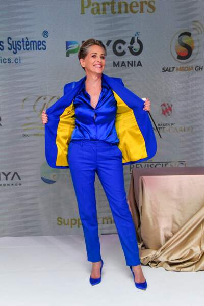 Sharon Stone est habillée aux couleurs du drapeau ukrainien, le 22 mai 2022. 