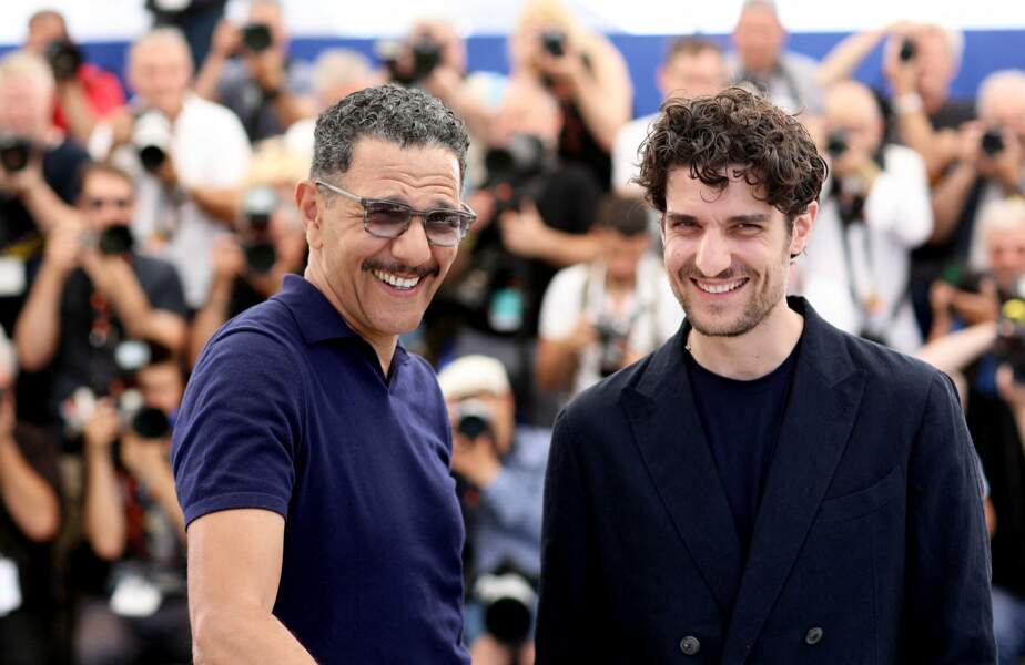 Roschdy Zem et le réalisateur Louis Garrel pour photocall du film "L'Innocent" lors du 75ème Festival International du Film de Cannes, le 24 mai 2022. 