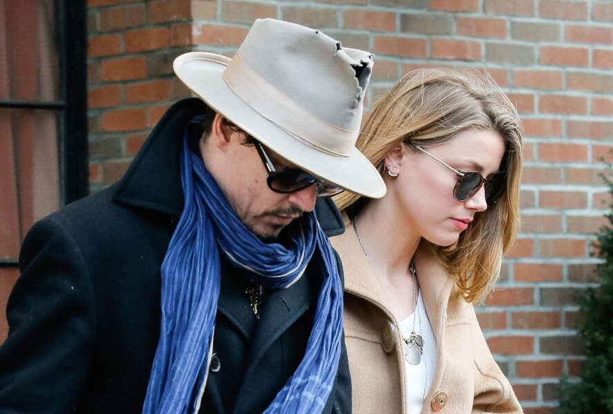 Johnny Depp et sa fiancée Amber Heard, en 2014, quittant leur hôtel new-yorkais main dans la main

