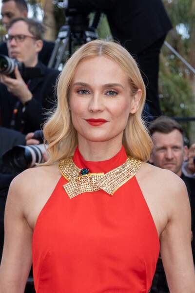 Les lèvres dessinées d'un rouge vermillon et ses cheveux détachés, Diane Kruger a mis les photographes à ses pieds lors du 75ème Festival International du Film de Cannes, le 24 mai 2022. 