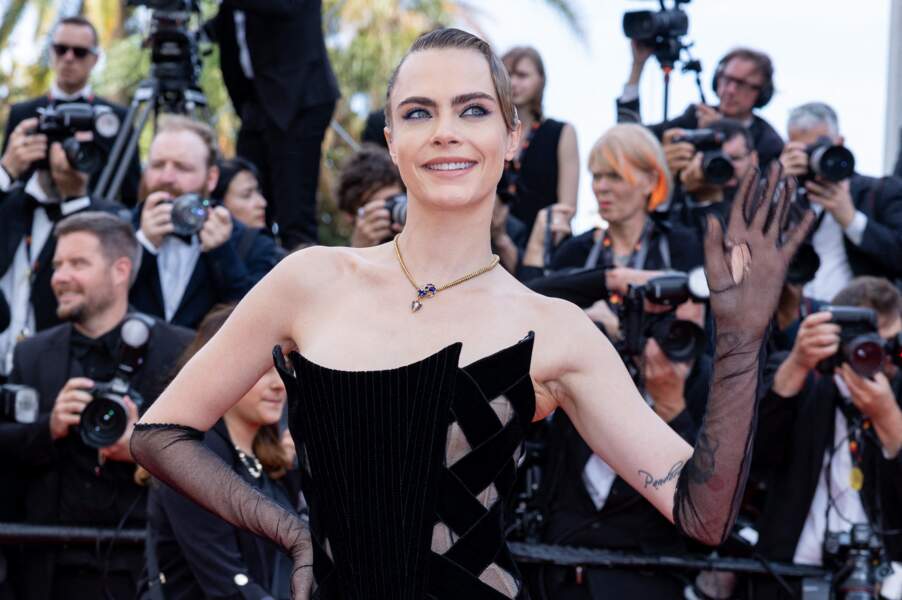 Cara Delevingne envoûtante dans une robe ajourée à la longue traine griffée Balmain pour la montée des marches du film "L'Innocent", lors du 75ème Festival International du Film de Cannes, le 24 mai 2022. 