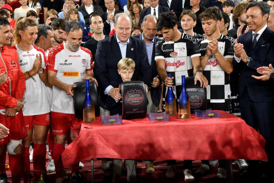 Le prince Albert II de Monaco et son fils Jacques entouré par les joueurs, et organisateurs de la 29ème édition du World Stars Football Match, au Stade Louis II à Monaco, le 24 mai 2022.