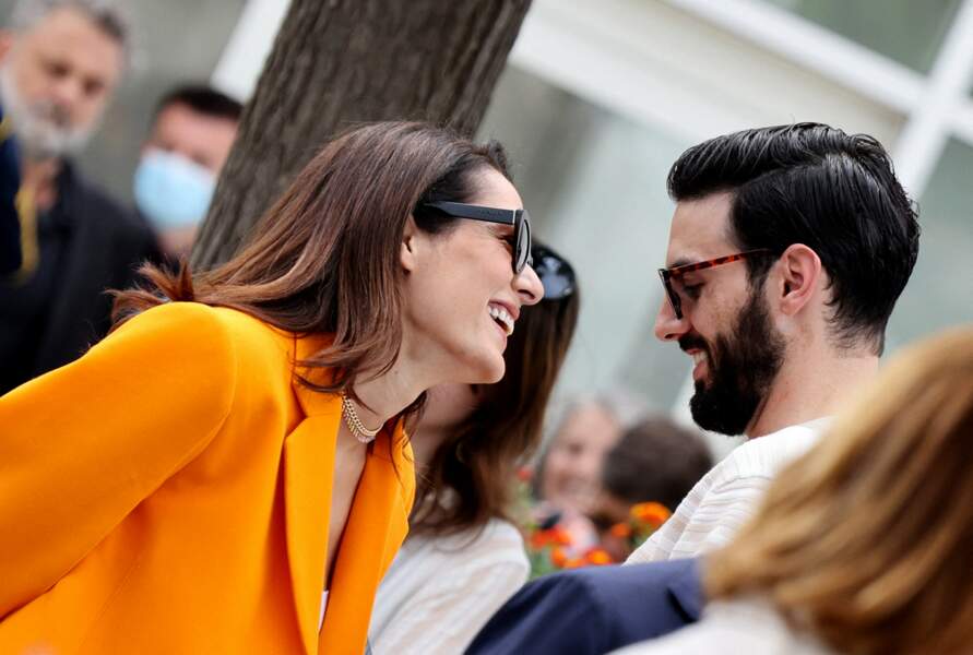 Folle amoureuse de son compagnon Adrien Galo, Sofia Essaïdi le dévorait du regard  lors du 75ème Festival International du Film de Cannes, le 25 mai 2022.
