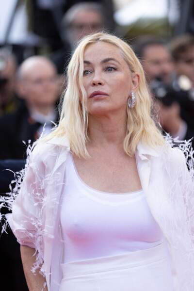 Emmanuelle Béart angélique dans un total look blanc pour la montée des marches du film « Elvis » lors du 75ème Festival International du Film de Cannes, le 25 mai 2022.