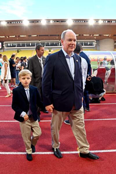 Albert de Monaco et son fils Jacques, sur le terrain du Stade Louis II à Monaco, le 24 mai 2022, à l’occasion de la 29ème édition du World Stars Football Match.