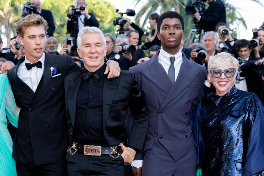 Austlin Butler, Baz Luhrmann, Alton Mason ainsi que Catherine Martin pour la montée des marches du film « Elvis » lors du 75ème Festival International du Film de Cannes. Le 25 mai 2022