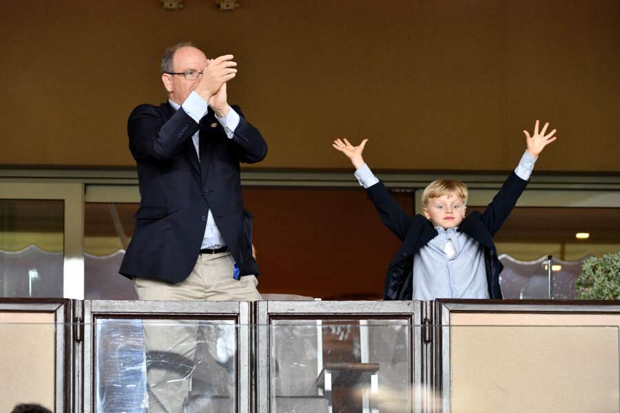 Albert de Monaco et son fils Jacques enjoués dans les tribunes du Stade Louis II à Monaco, le 24 mai 2022, à l’occasion de la 29ème édition du World Stars Football Match.