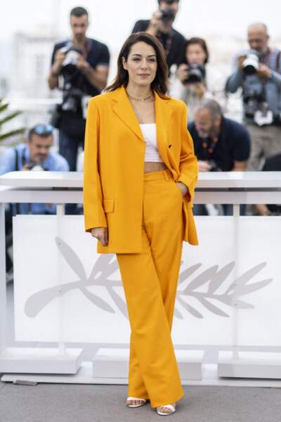 Sofia Essaïdi époustouflante dans une costume oversize jaune tournesol au photocall du film "Nostalgia" lors du 75ème Festival International du Film de Cannes, le 25 mai 2022. 