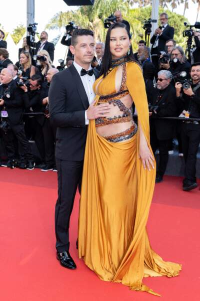 Andre Lemmers et sa compagne Adriana Lima  pour la montée des marches du film « Elvis » lors du 75ème Festival International du Film de Cannes, le 25 mai 2022.