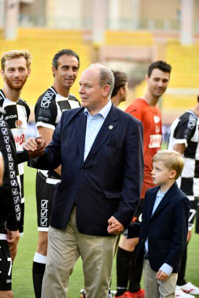 Le prince Albert II de Monaco et son fils Jacques sur la pelouse du Stade Louis II à Monaco, le 24 mai 2022, lors de la 29ème édition du World Stars Football Match.