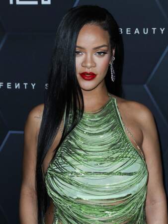 Le liquid hair de Rihanna : la chanteuse opte pour la raie sur le côté pour apporter encore plus de mouvement.