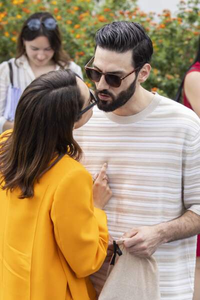 Sofia Essaïdi et son compagnon Adrien Galo s'embrassent en marge du photocall du film "Nostalgia" lors du 75ème Festival International du Film de Cannes, le 25 mai 2022.
